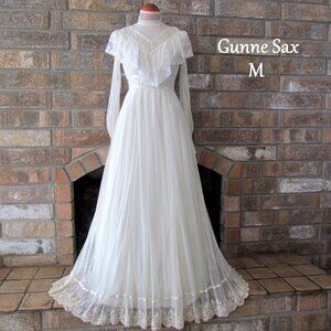 GUNNE SAX VICTORIAN STYLE WEDDING GOWN, CREAM w WHITE LACE, RUFFLES--GORGEOUS!